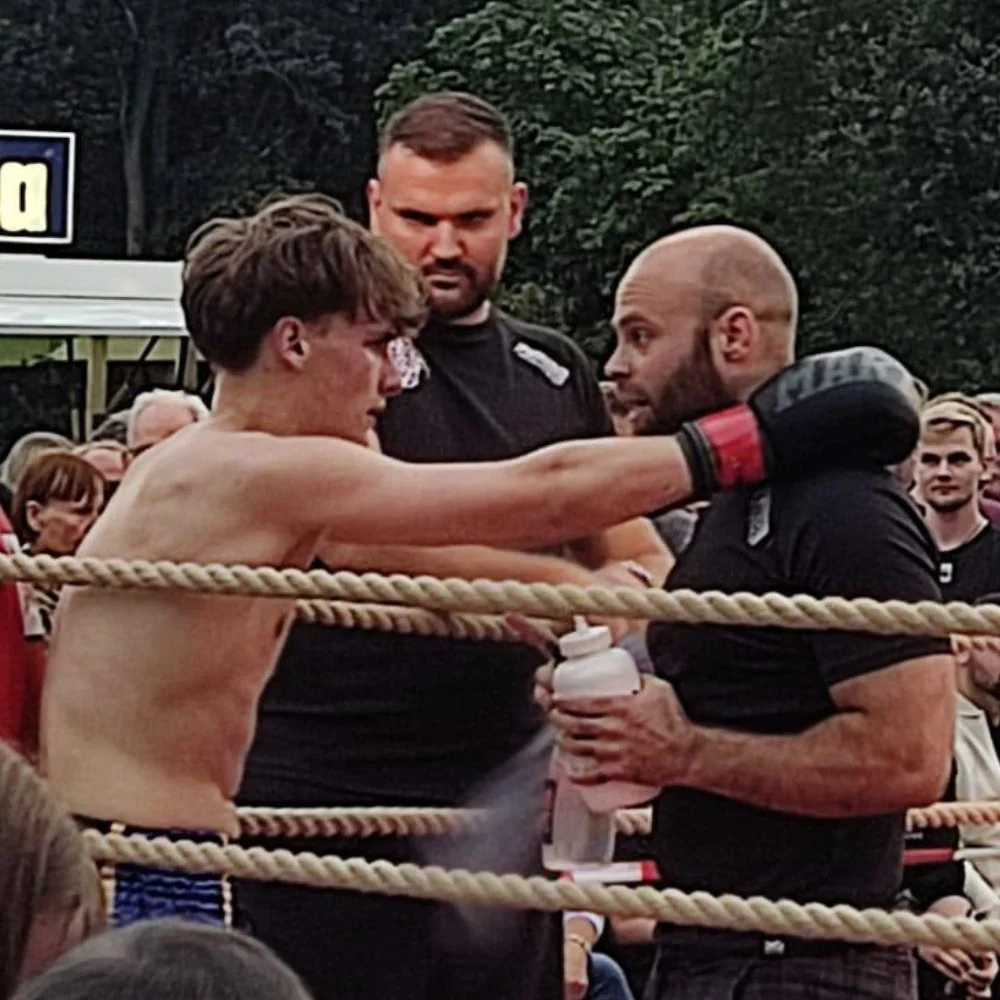 Marcel coacht einen Schüler im Ring